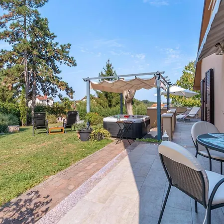 2 Bedroom Amazing In Prázdninový dům *
