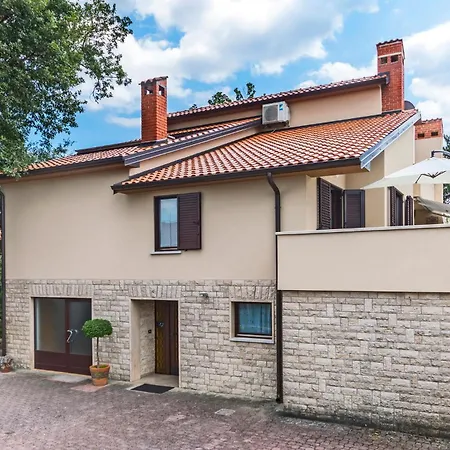 2 Bedroom Amazing In Prázdninový dům Pazin