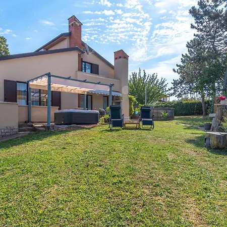 2 Bedroom Amazing In Prázdninový dům Pazin