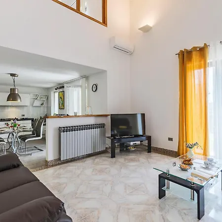 2 Bedroom Amazing In Prázdninový dům