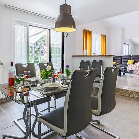 2 Bedroom Amazing In Prázdninový dům Pazin