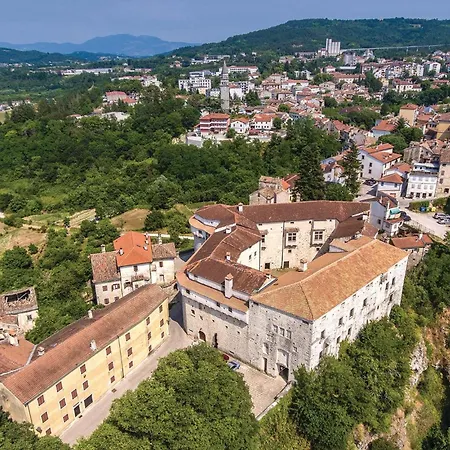 2 Bedroom Amazing In Prázdninový dům Pazin
