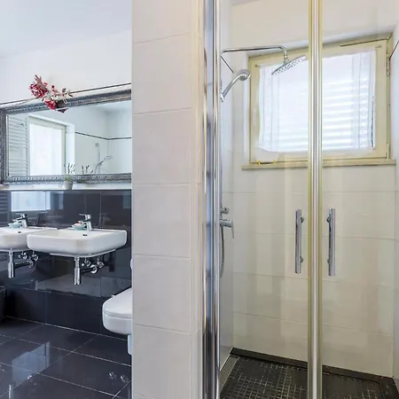 2 Bedroom Amazing In Prázdninový dům *