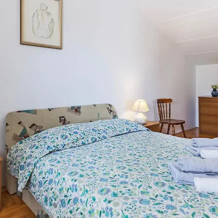 2 Bedroom Amazing In Prázdninový dům