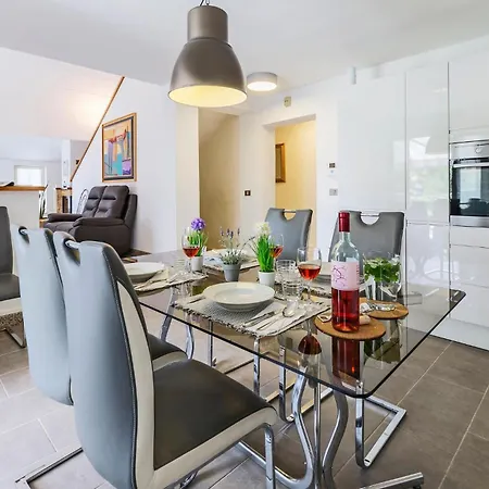 2 Bedroom Amazing In Prázdninový dům Pazin
